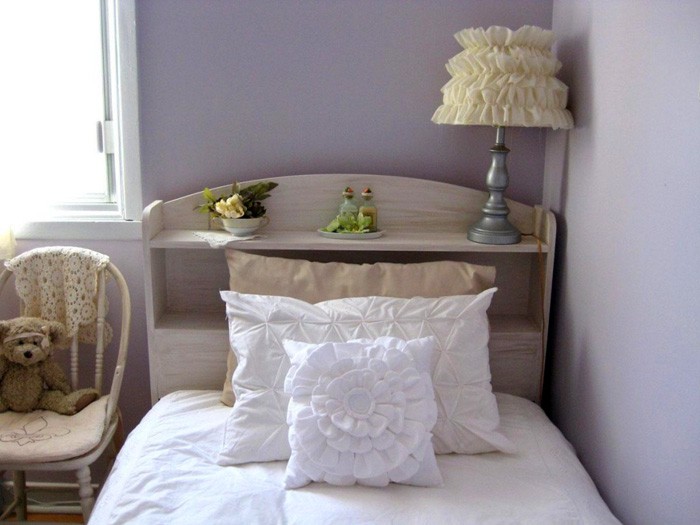 В спальне в углу приютится очаровательный текстильный абажур, а на кровати прекрасно улягутся самодельные подушки