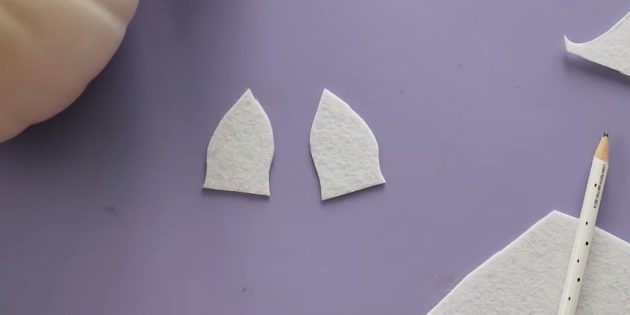 Поделки из тыквы: вырежьте уши из белого фетра