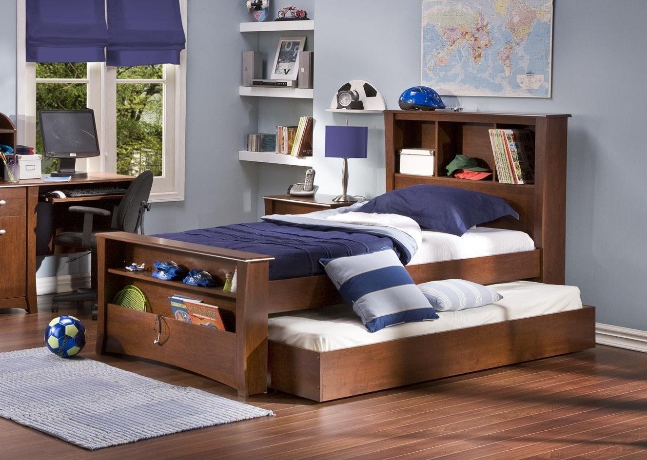 Выдвижная деревянная кровать