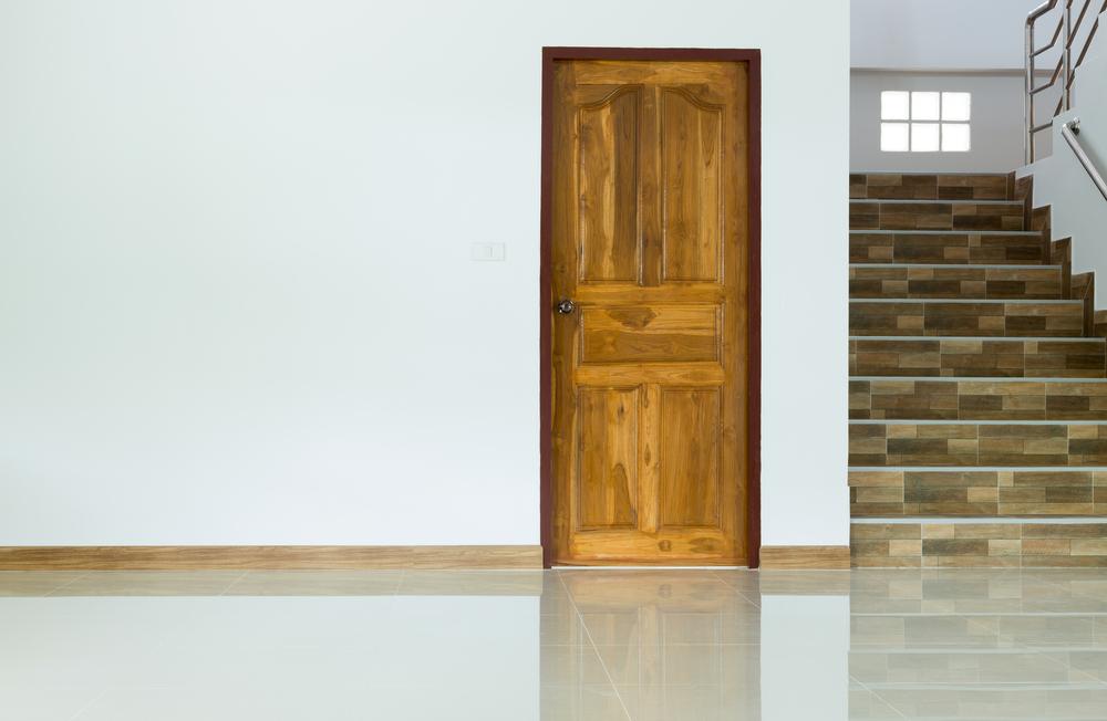Бежевый пол и коричневые двери