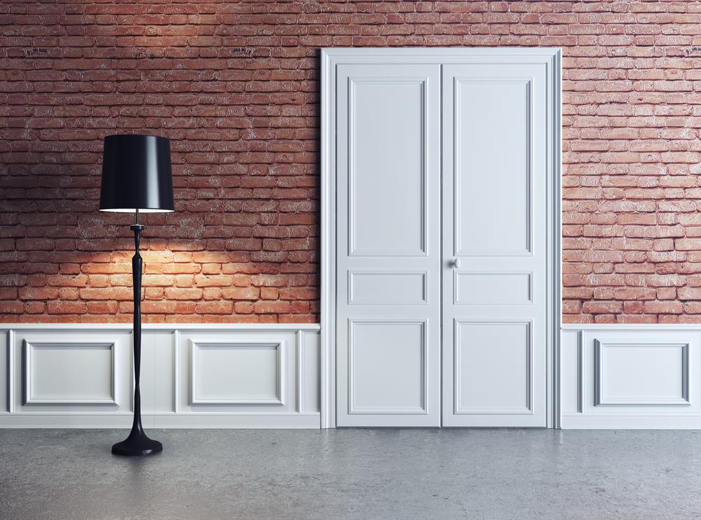 Серый пол и белые двери