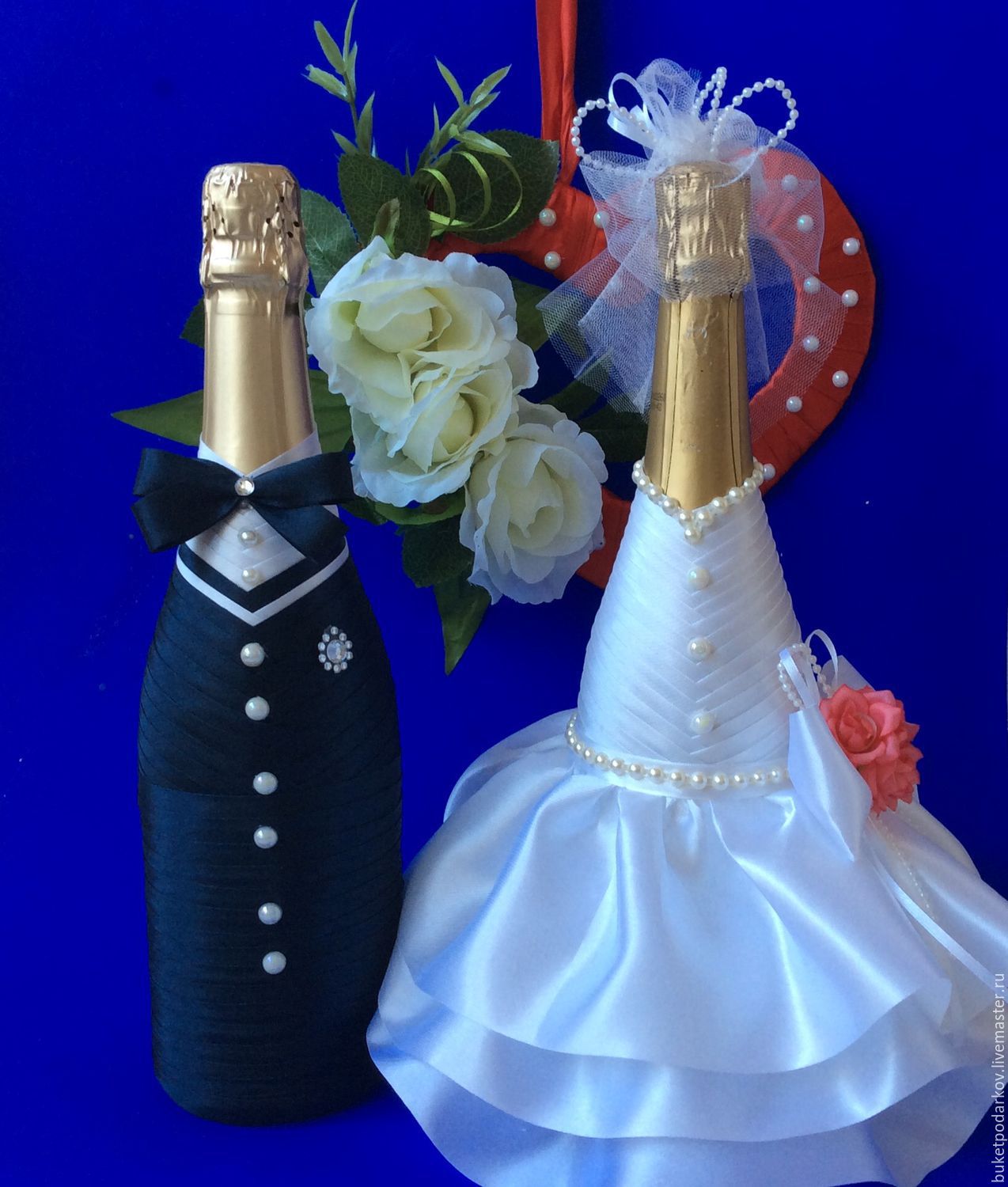 Свадебные бутылки шампанского. Свадебное шампанское жених и невеста. Украшение бутылки шампанского. Украшение бутылок на свадьбу. Украшение бутылок шампанского на свадьбу.
