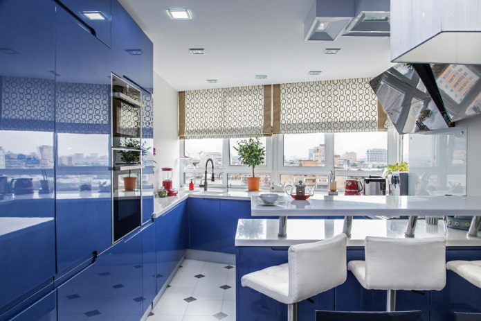 Римские шторы на синей кухне