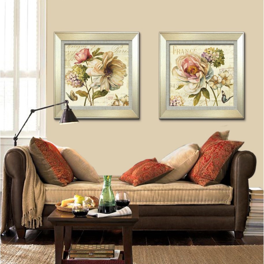 Картины в интерьере гостиной цветы