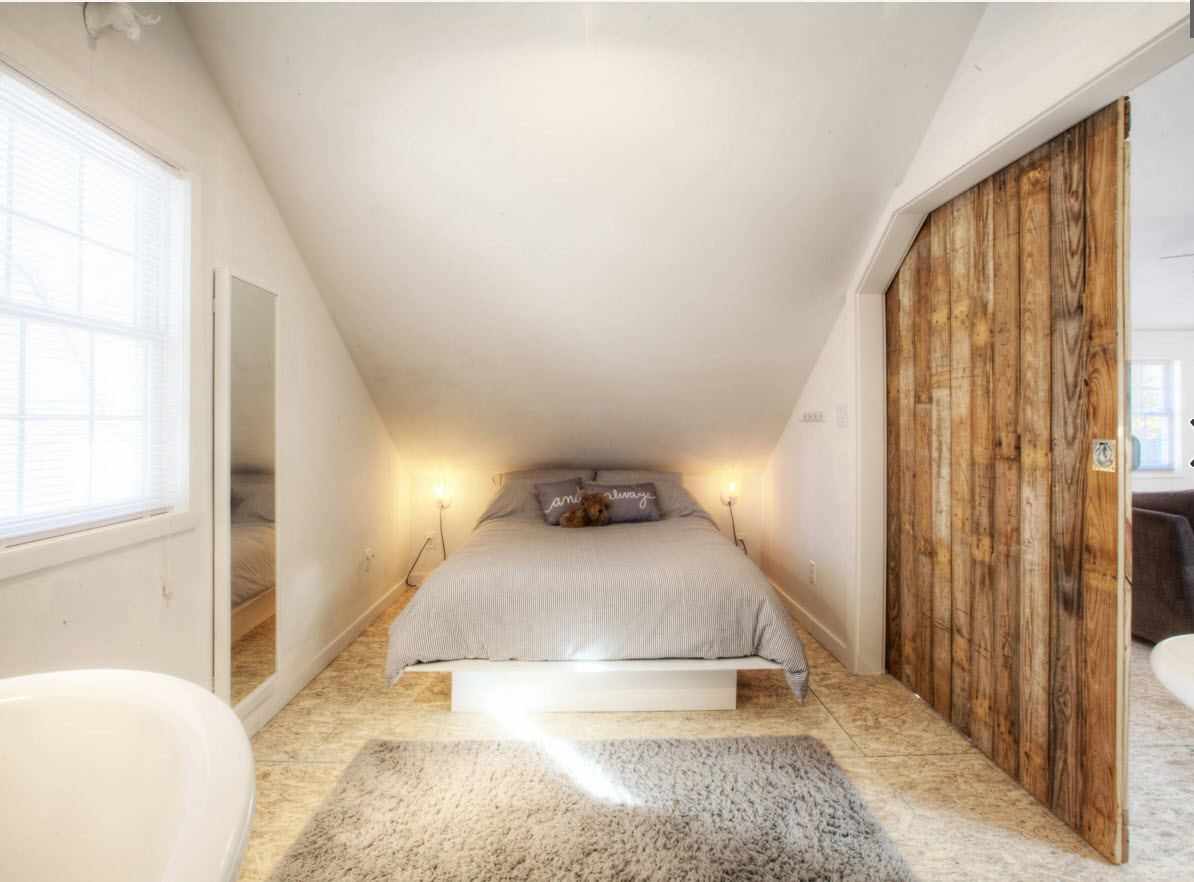 идея красивого стиля спальни в мансарде