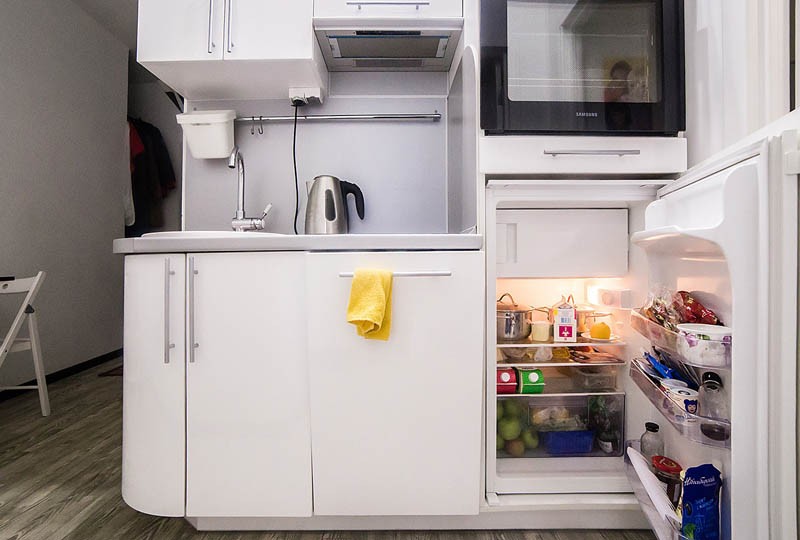 Маленький холодильник в нижней части кухонного гарнитура