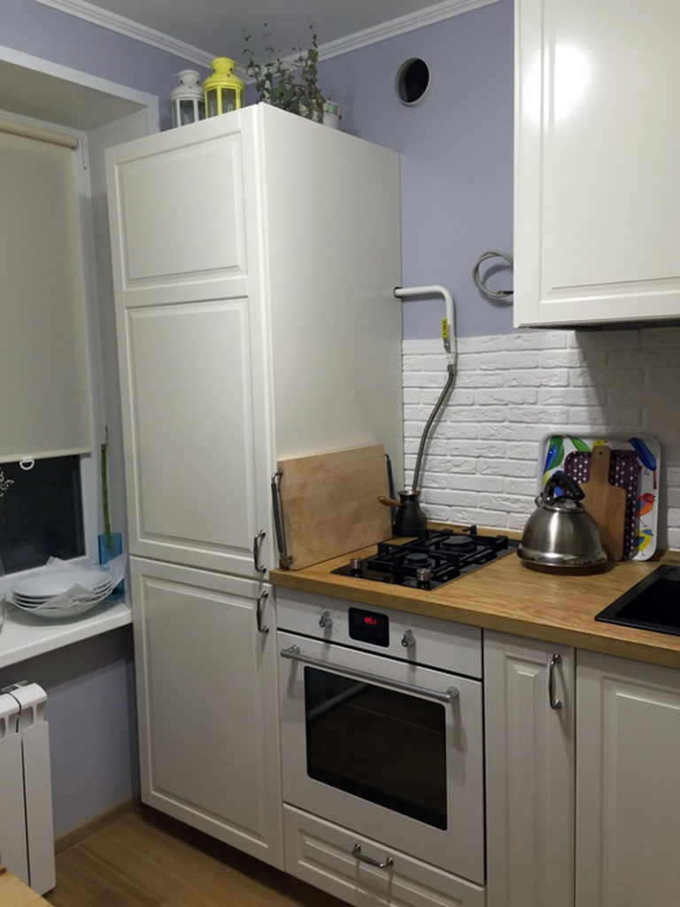 Встроенный холодильник в кухне хрущевки
