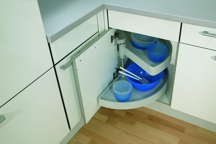 Поворотные полки в угловом модуле кухонного шкафчика