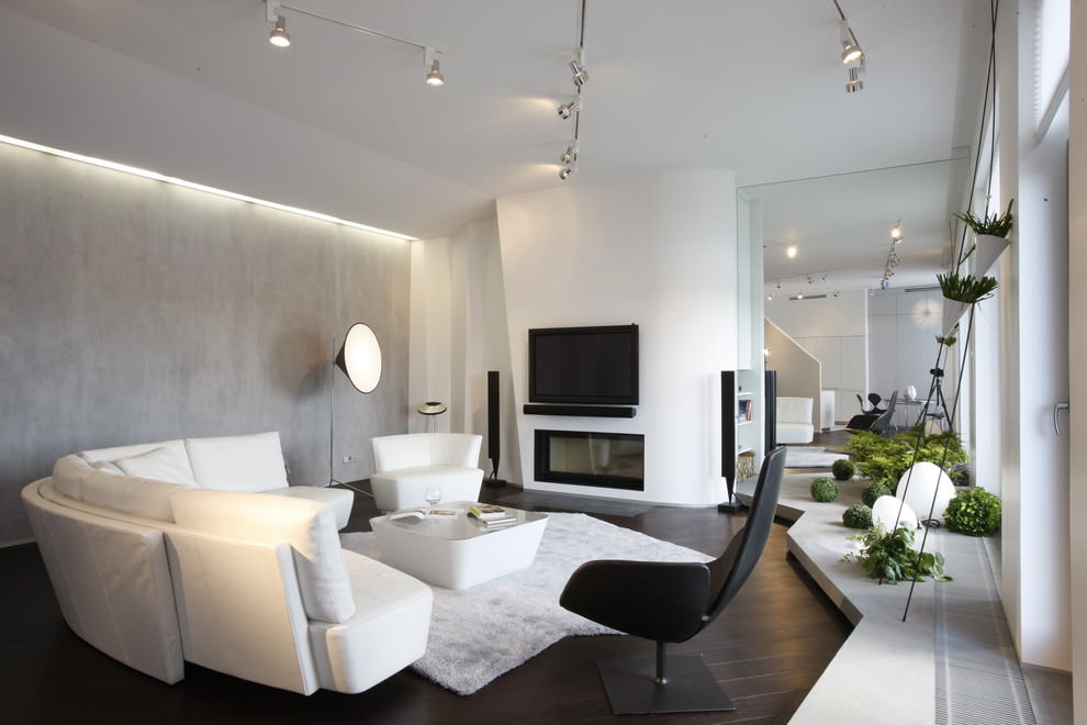 Белый диван в просторной гостиной