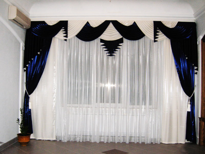 Интерьер зала с черно-белым ламбрекеном