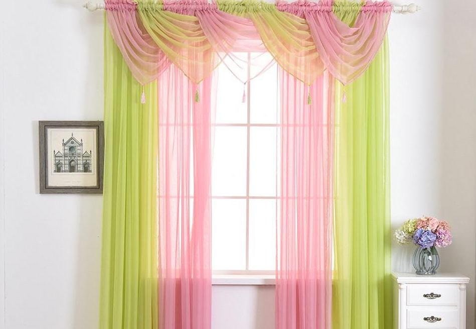Разноцветная вуаль на окне зала с ламбрекеном