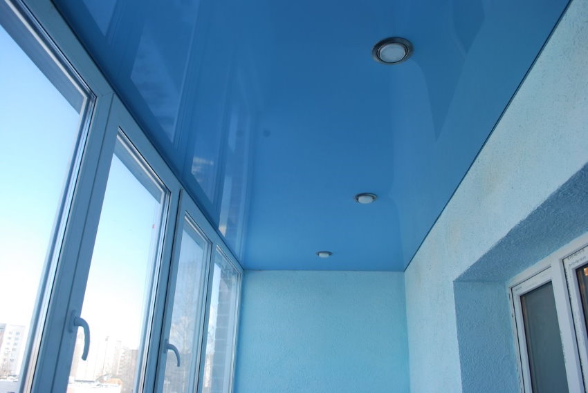 Голубой натяжной потолок на балконе квартиры