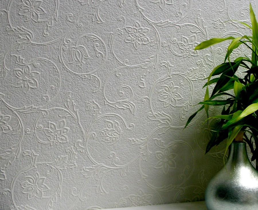 Стена в гостиной с флизелиновыми обоями