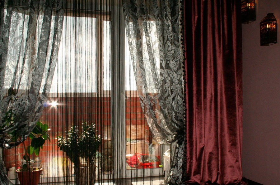 Декорирование окна в гостиной комнате стиля арт-деко