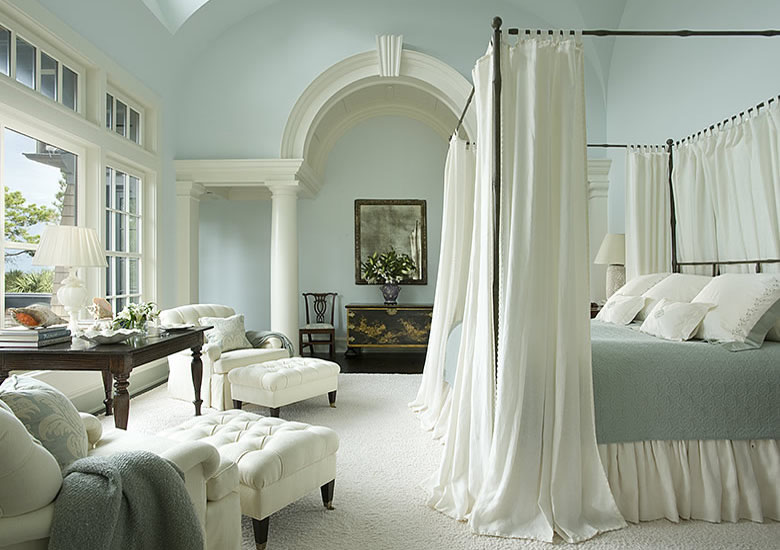 Бледно-голубые стены в интерьере спальни
