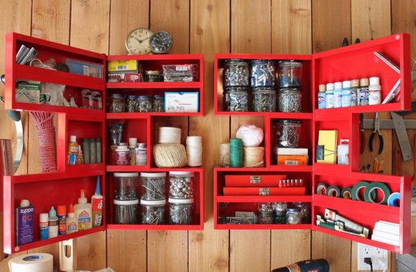 Интерьер удобного гаража своими руками: красный шкаф на стене