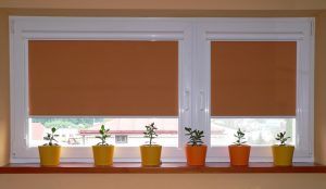 Как повесить рулонные шторы на пластиковые окна без сверления: все про монтаж и выбор изделий 