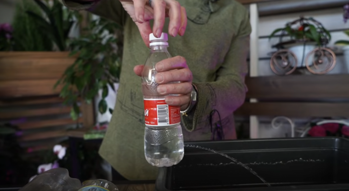 Теперь бутылку можно поставить на любую поверхность или прикрутить к дереву. Чтобы помыть руки, нужно просто слегка открутить крышку, чтобы запустить воздух. В отверстие польется тонкая аккуратная струйка.