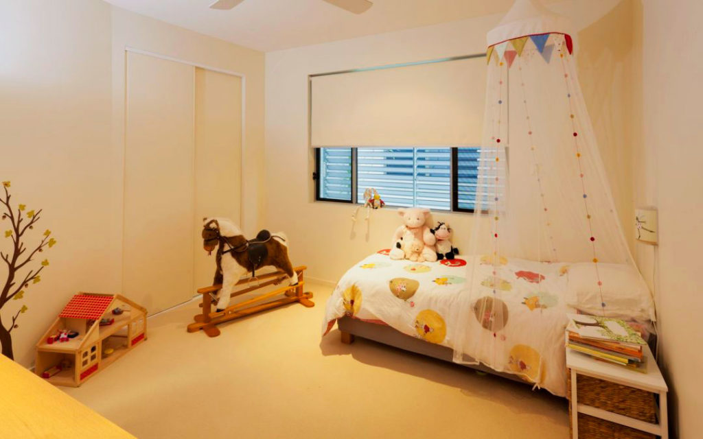 Фото комнаты ребенка с кроватью с балдахином типа корона в интерьере