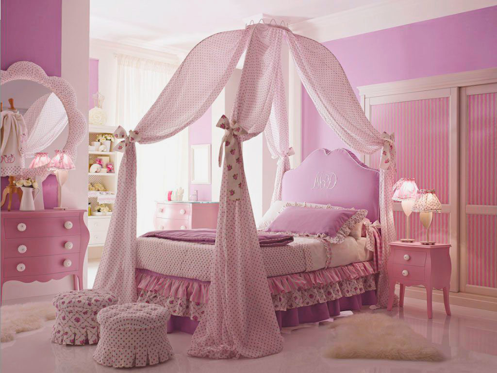 Роскошная комната для девочки подростка в розовом цвете с кроватью с балдахином