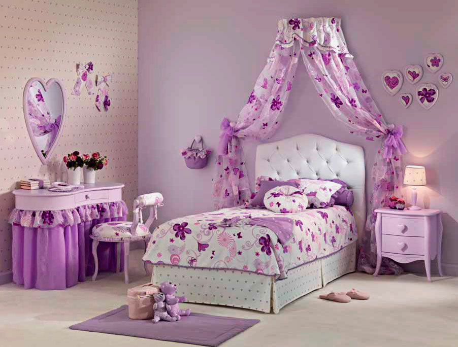 Фото комнаты девочки в сиреневом цвете с балдахином над кроватью в изголовье прикрепленным к стене