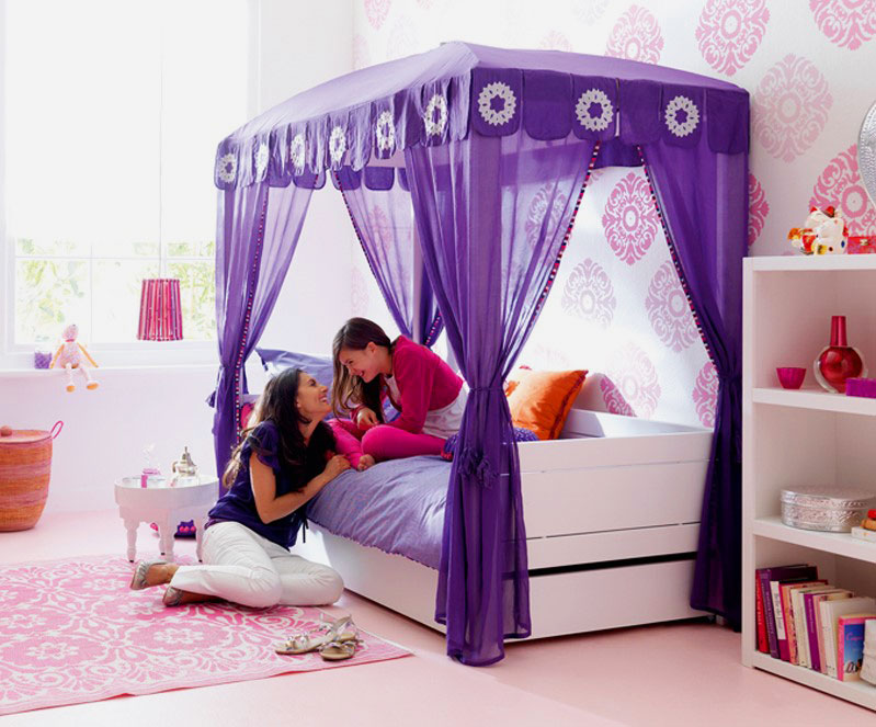Сиреневый балдахин над кроватью в интерьере комнаты девочек подростком