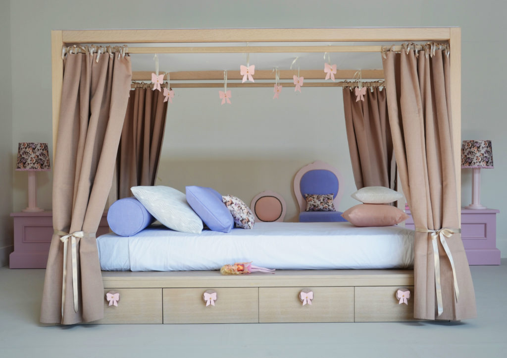 Кровать подростка с деревянной рамой для балдахина