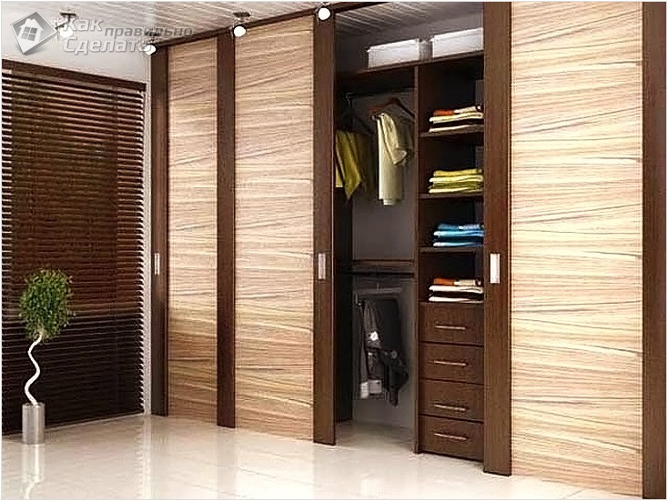Натуральная деревянная дверь в гардеробную комнату
