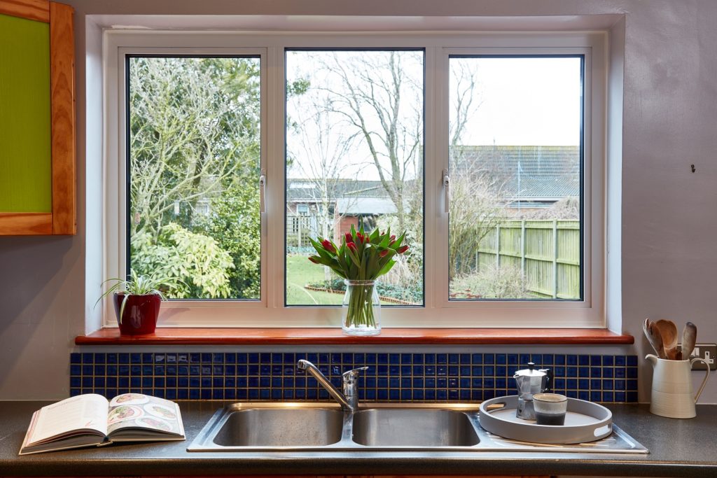 дизайн кухни с окном в частном доме
