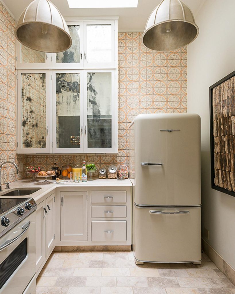 кухня хрущевка дизайн с холодильником и газовой