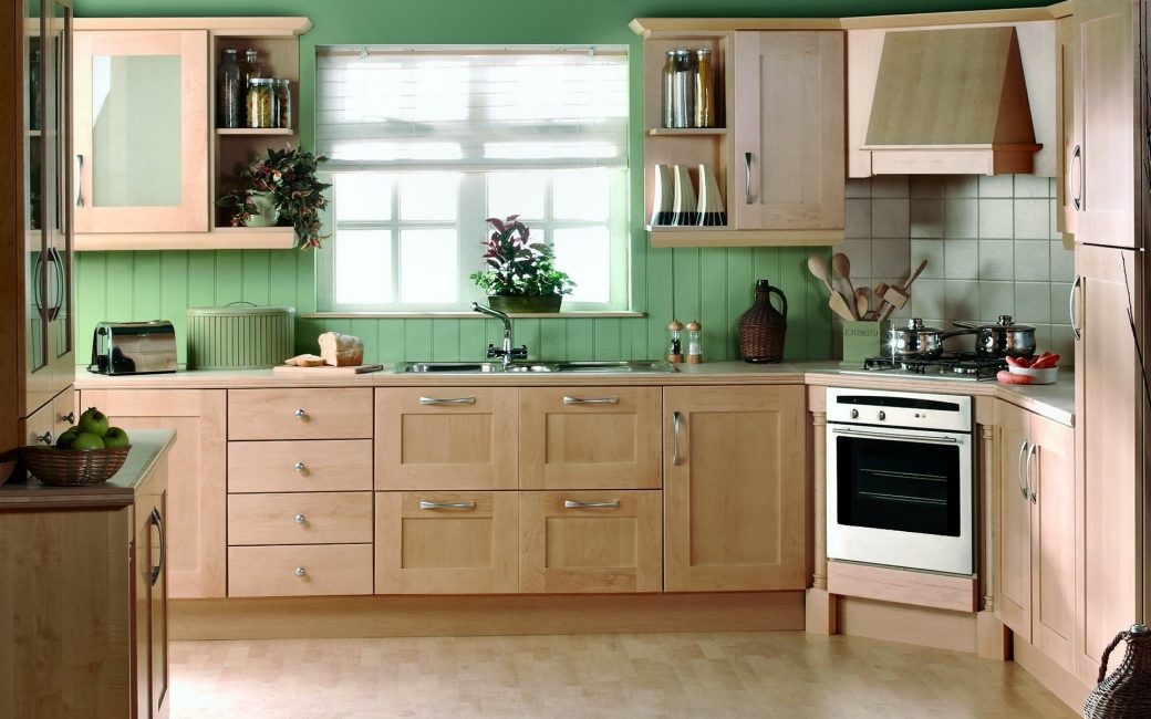 Панели зеленого цвета в интерьере кухни