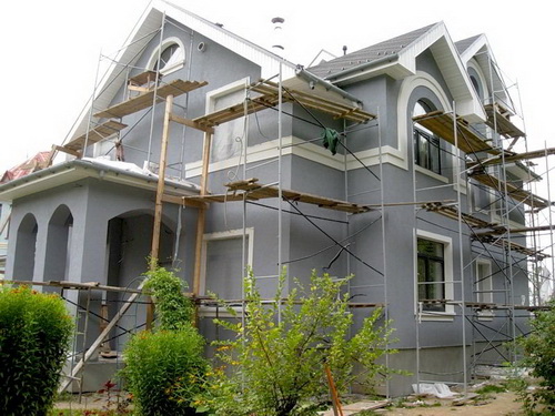 Покраска фасада дома строительные леса