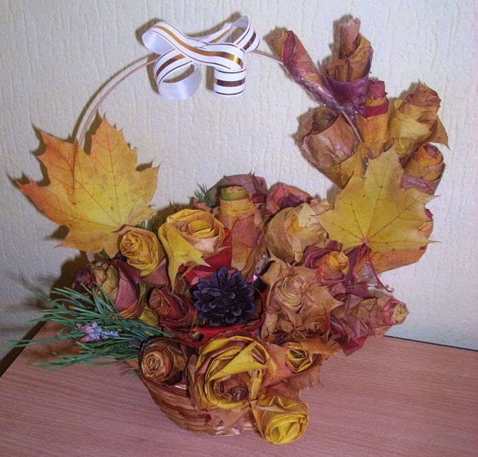 Оригинальная корзинка с цветами из листьев