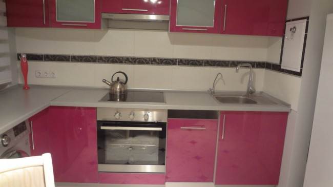 Угловая кухня цвета фуксии  со стиральной машиной на 9 кв. м