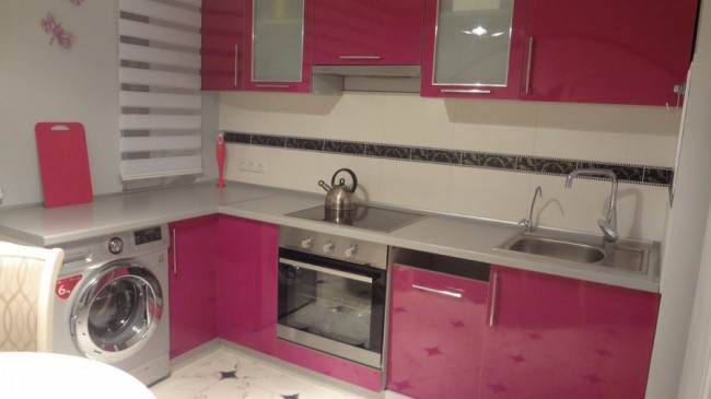 Угловая кухня цвета фуксии  со стиральной машиной на 9 кв. м