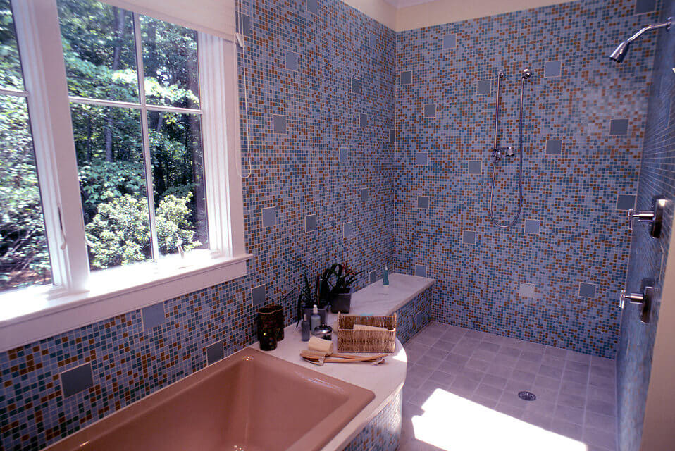 Яркая мозаика с дизайном ванной