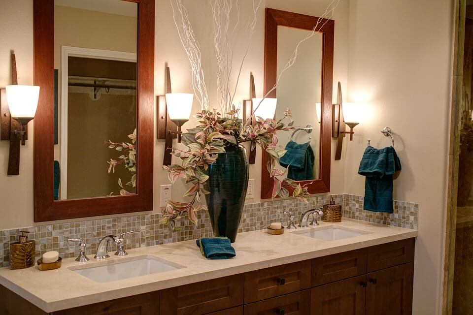 элементы для дополнения стилистики бирюзовой ванной комнаты