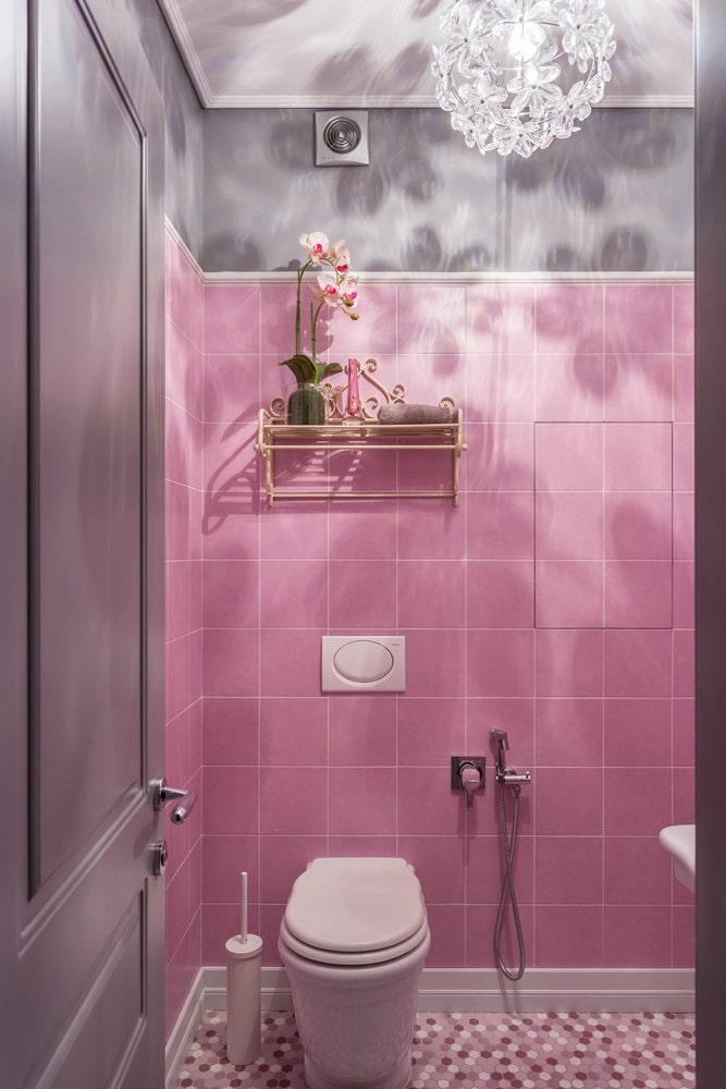 Розово-серая ванная комната в классическом стиле
