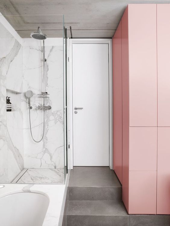 Ванная комната с розовой мозаикой