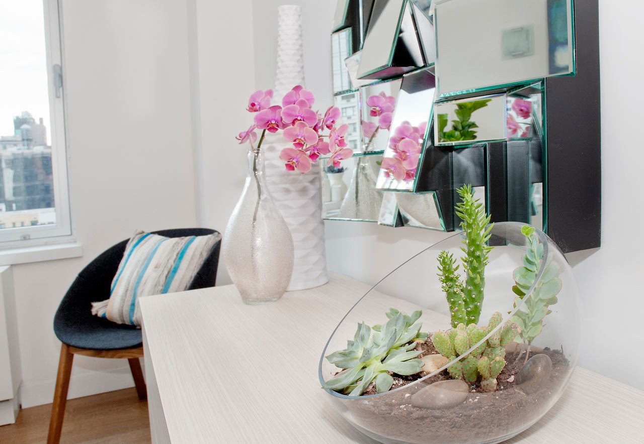 Красивая орхидея в интерьере гостиной