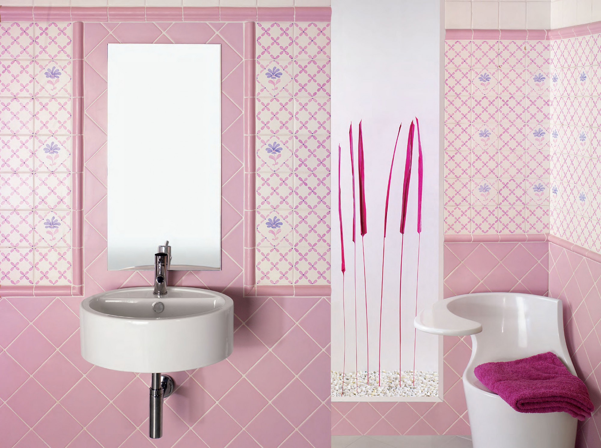Розово-белая плитка в отделке ванной комнаты