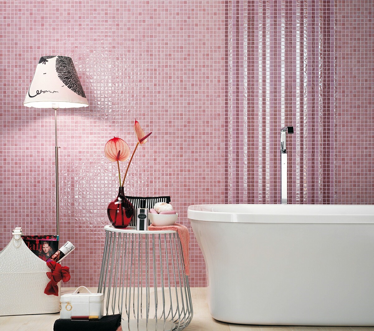 Белые аксессуары для розовой ванной комнаты