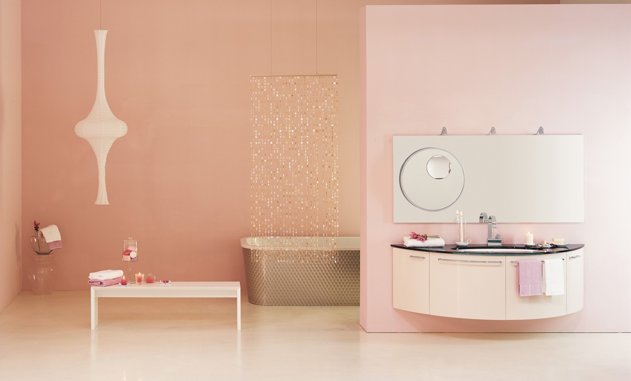 Пастельные розовые стены в ванной