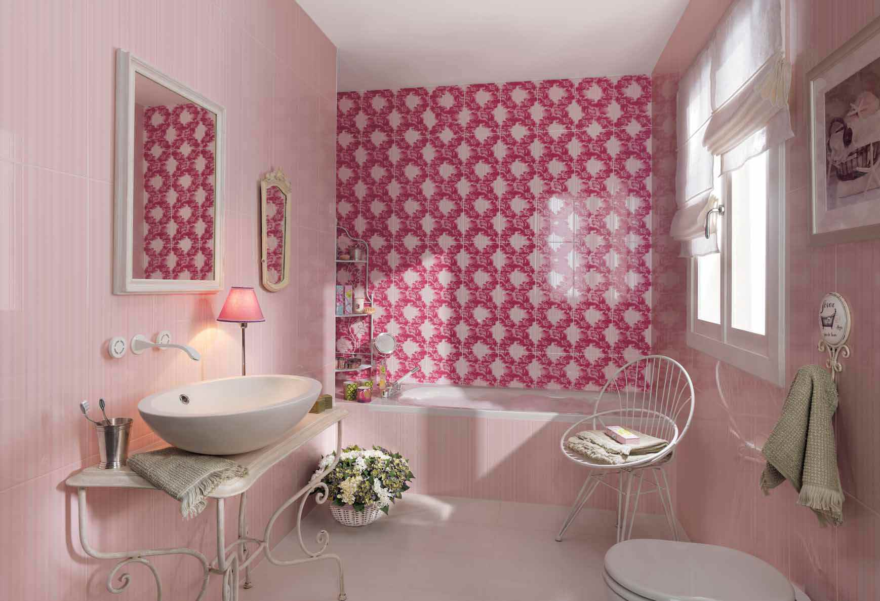 Белая мебель в интерьере розовой спальни