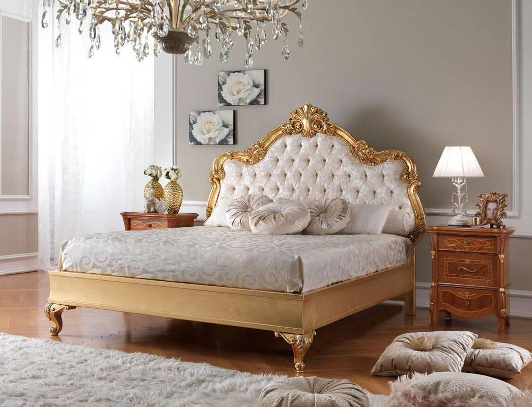 Золотистая классическая кровать с мягким изголовьем