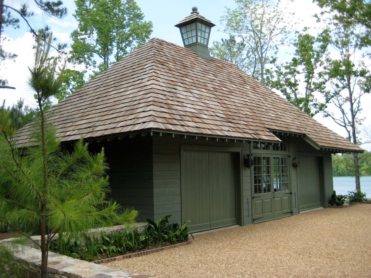 Вальмовая крыша деревянного дома