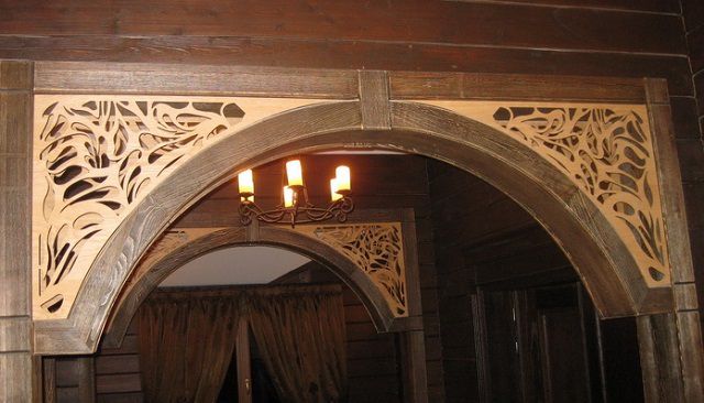 Деревянная арка, украшенная резным орнаментом