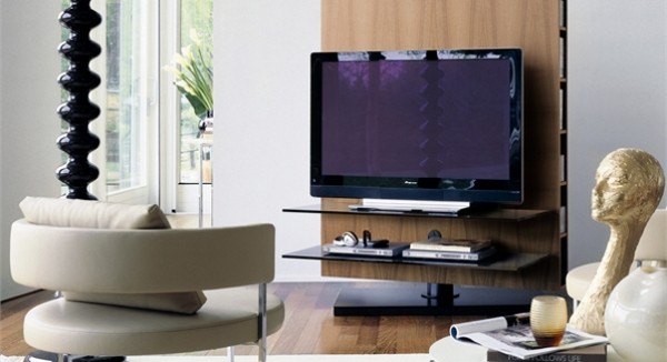 Стоит сначала определиться с расположением телевизора в комнате, а затем расставлять остальные предметы мебели