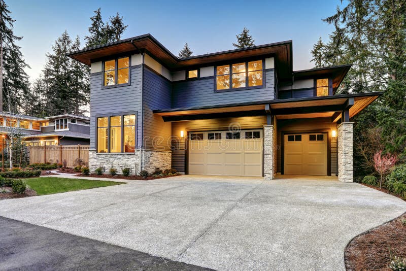 Luxurious new construction home in Bellevue, WA stock photography