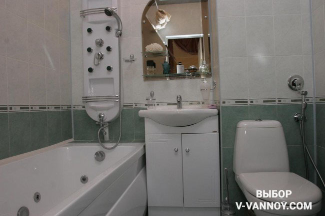 Эко-стиль в интерьере ванной комнаты: деревянная тумба и входная дверь, каменная текстура на стенах, напольное покрытие по форме напоминает соты, а по оттенку &ndash; бетон.